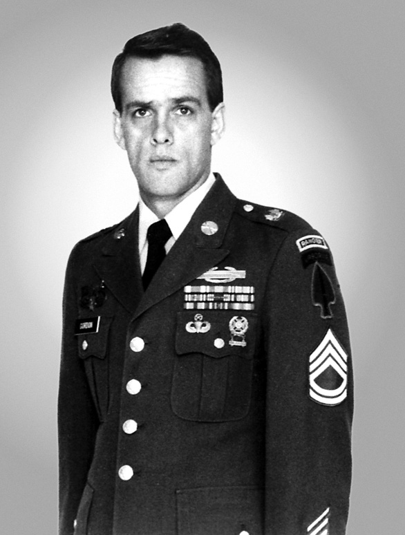 Official portrait of Master Sergeant Gary Gordon.
